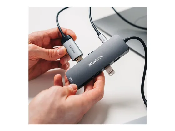 Hub USB-C 8-en-1 Verbatim, HDMI 8K et charge 100 W — vue de face