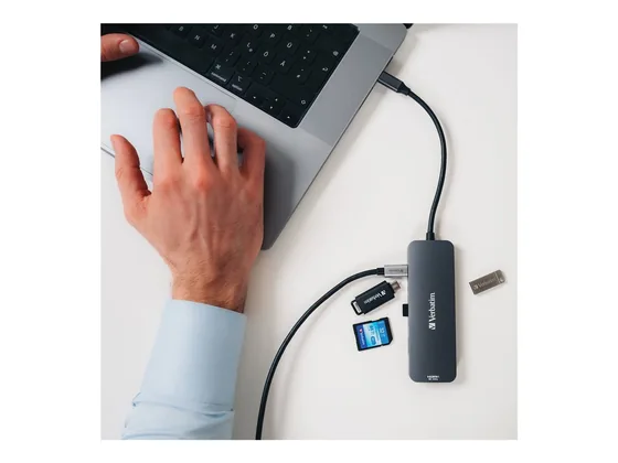 Hub USB-C 8-en-1 Verbatim, HDMI 8K et charge 100 W — vue de face